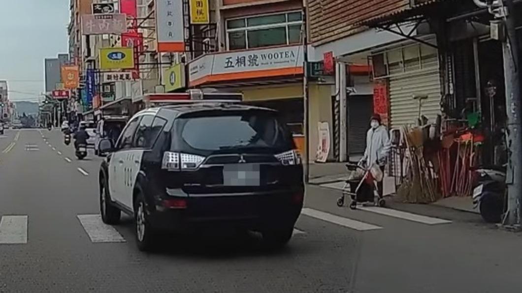 交通隊警車未禮讓老婦。（圖／翻攝自WoWtchout-地圖型行車影像分享平台）