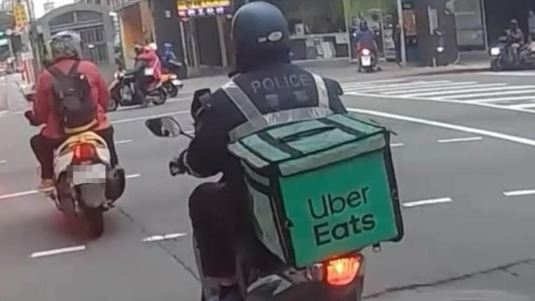 民眾目擊有騎士穿著警察雨衣、載著外送箱。（圖／翻攝Facebook UberEats台灣）
