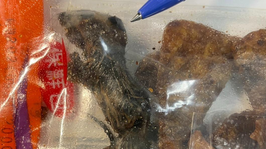 豆干袋混入一隻疑似老鼠的乾屍。（圖／台南市議員盧崑福提供）