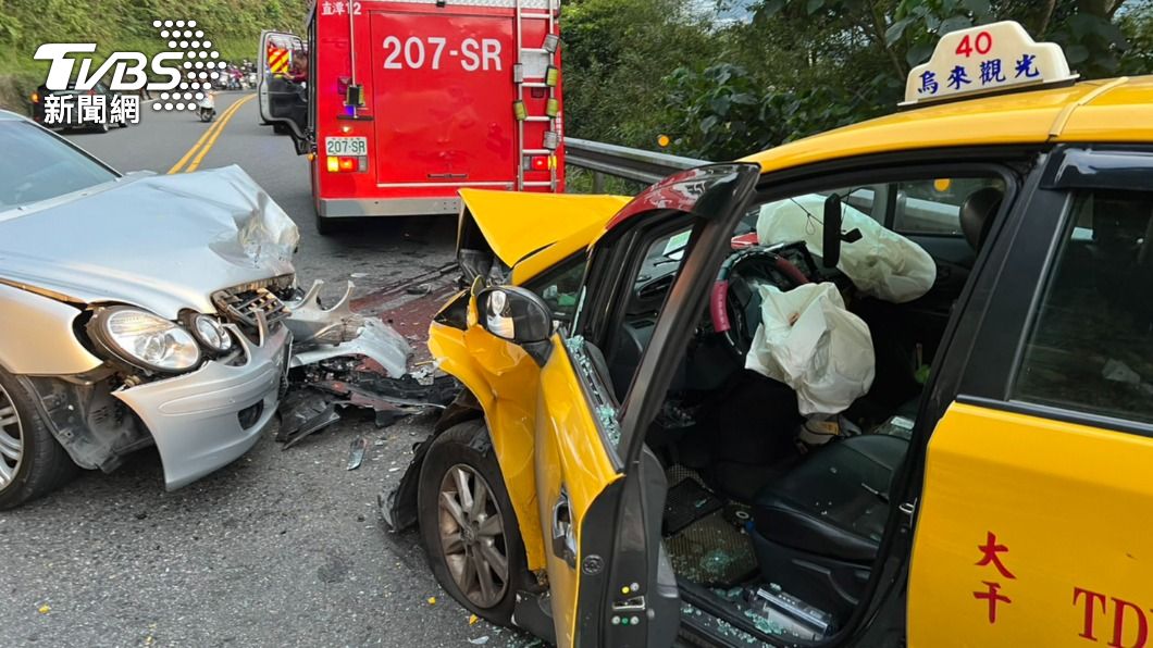 賓士車逆向對撞計程車，造成司機、乘客3人受傷。（圖／TVBS）