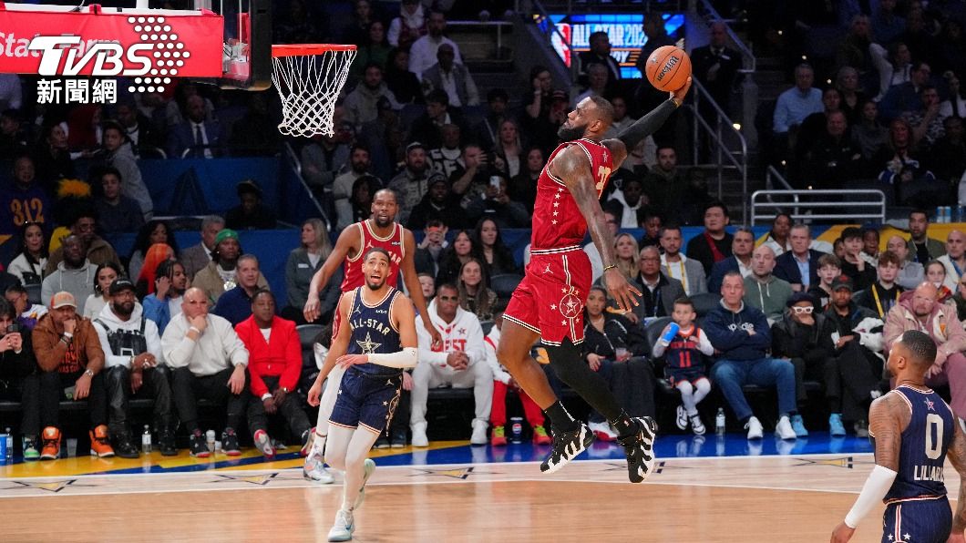 詹姆斯因腳踝有傷,僅小試身手打了14分鐘、攻下8分。(圖/達志影像路透社)