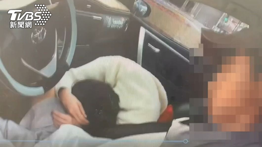 劉姓軍人酒駕睡死卡路中央，副駕駛座的女乘客也趴在他腿上睡著。（圖／TVBS）