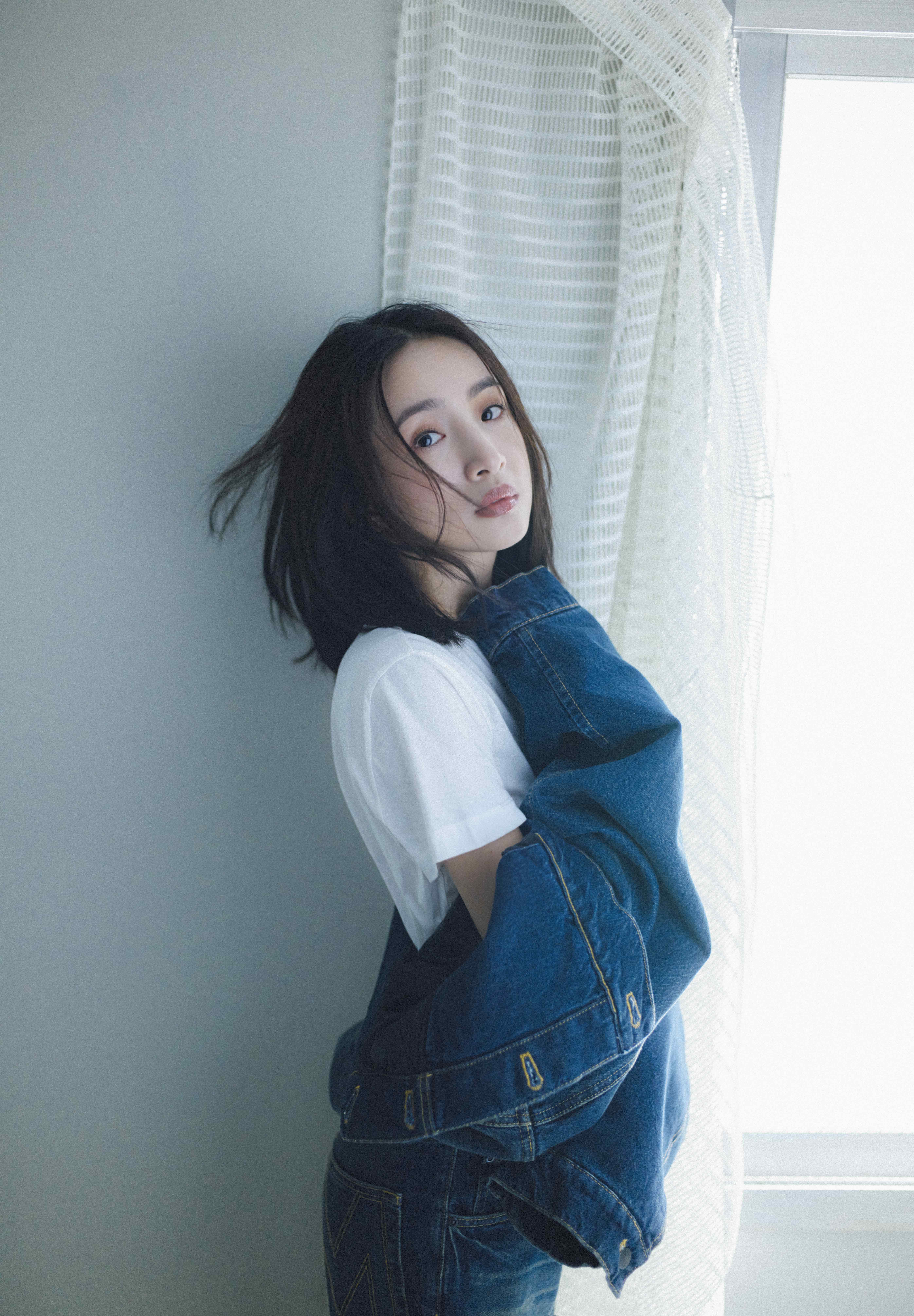 林依晨身穿MARC JACOBS的牛仔套裝。（圖／周子娛樂提供）