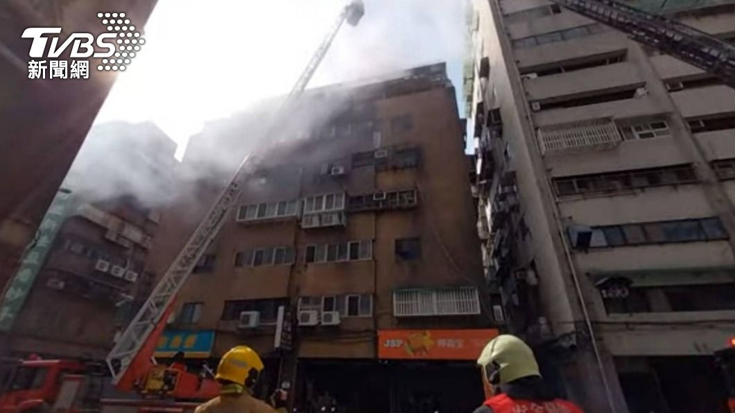 住宅6樓竄出大量濃煙，警消出動雲梯車射水灌救。（圖／TVBS）