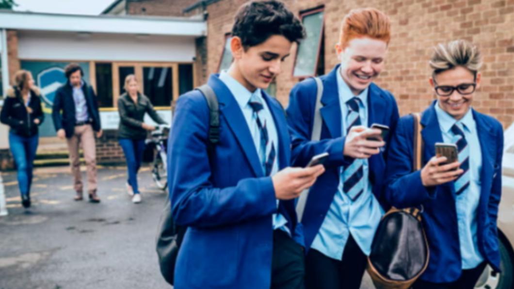 英國教育大臣基根（Gillian Keegan）公布指南呼籲學校全面禁用手機。（圖／翻攝自《衛報》）