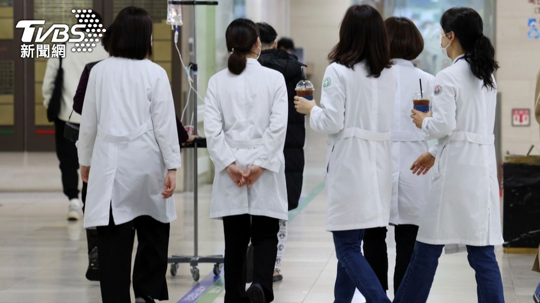 南韓衛生部表示，將對7000名辭職抗爭的實習醫師，採取停牌處分。（圖／達志影像美聯社）
