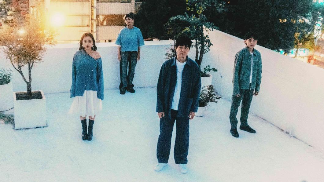 由稚齡(左起)、佳穎、旭章、其偉組成的療癒系樂團「守夜人」,透過新專輯陪伴歌迷度過漫漫長夜。(圖/放飛音樂提供)