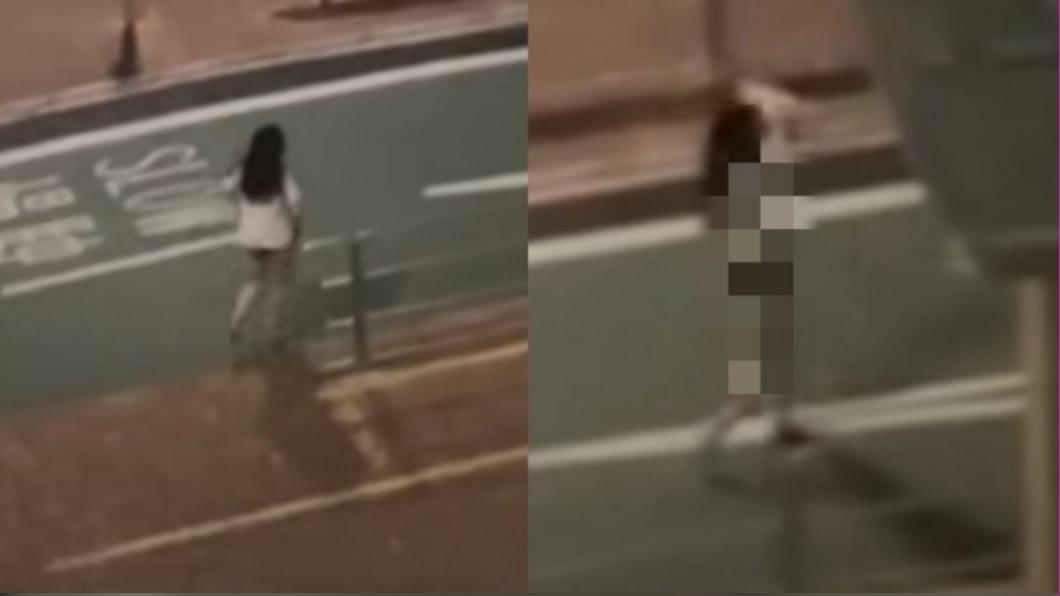 女子氣到橫越馬路後當街脫衣脫褲。（圖／翻攝自HongKong CarCam臉書）
