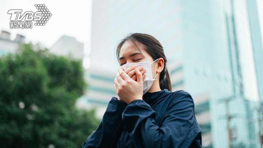 換季天氣忽冷忽熱，是感冒好發期。（示意圖／shutterstock達志影像）