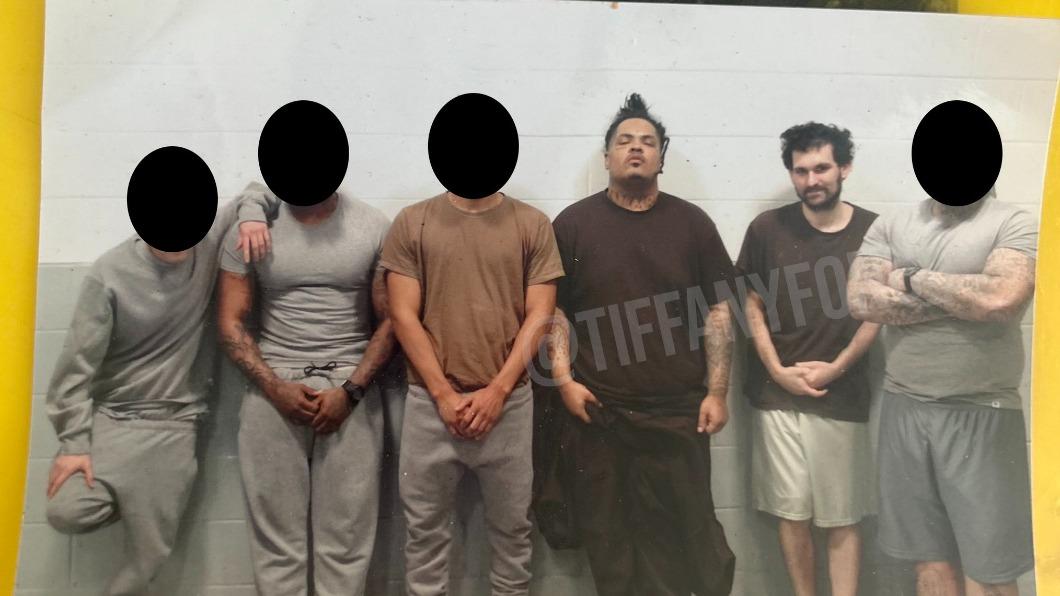 虛擬貨幣平台FTX創辦人班克曼-弗瑞德（右二），首張監獄生活照片曝光。（圖／翻攝自推特@TiffanyFong_）