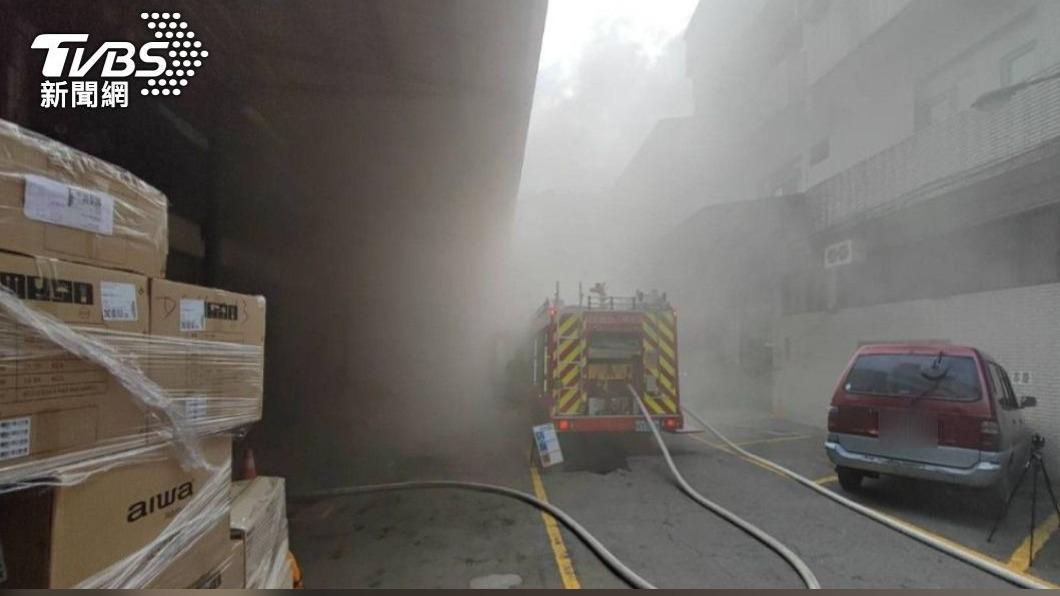 新北市深坑一家工廠大火，導致鄰近空氣品質不佳。（圖／TVBS）