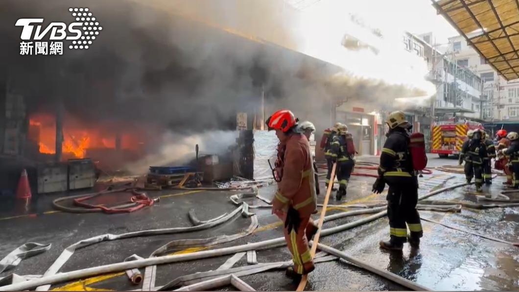 深坑電池工廠惡火，鄰近的東南科大緊急宣布提前下班。（圖／TVBS）