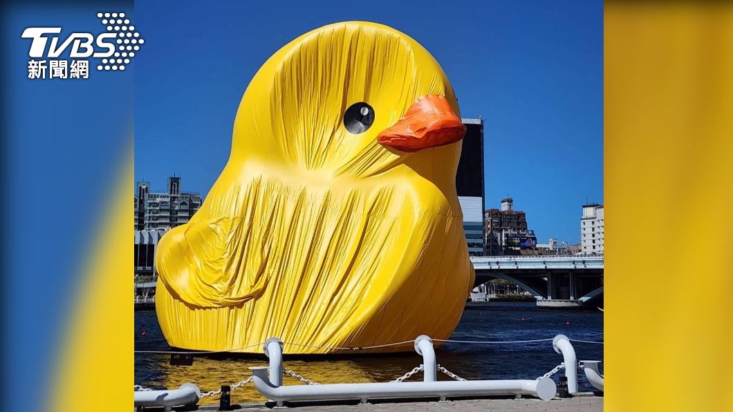 Iconic yellow duck in Kaohsiung collapses, repairs underway (TVBS News) Iconic yellow duck in Kaohsiung collapses, repairs underway