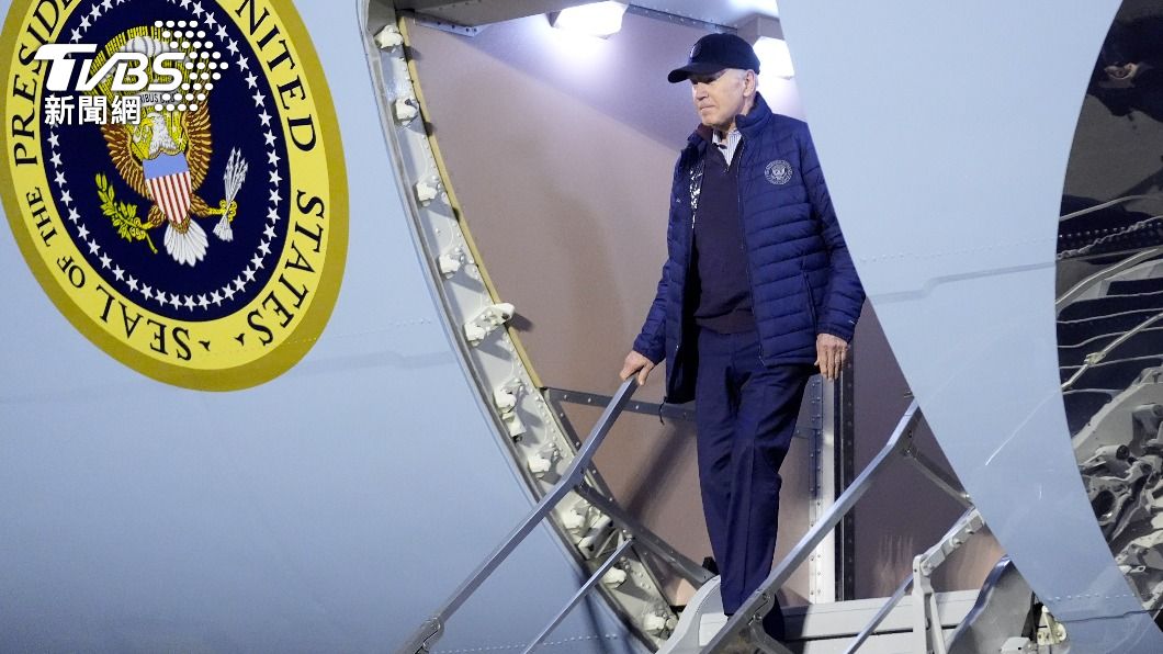 （美國總統拜登從飛機上走下。圖／AP）