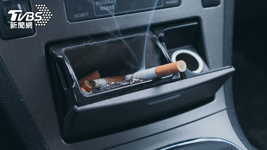 菸味會在車內停留6個月。（示意圖／shutterstock達志影像）