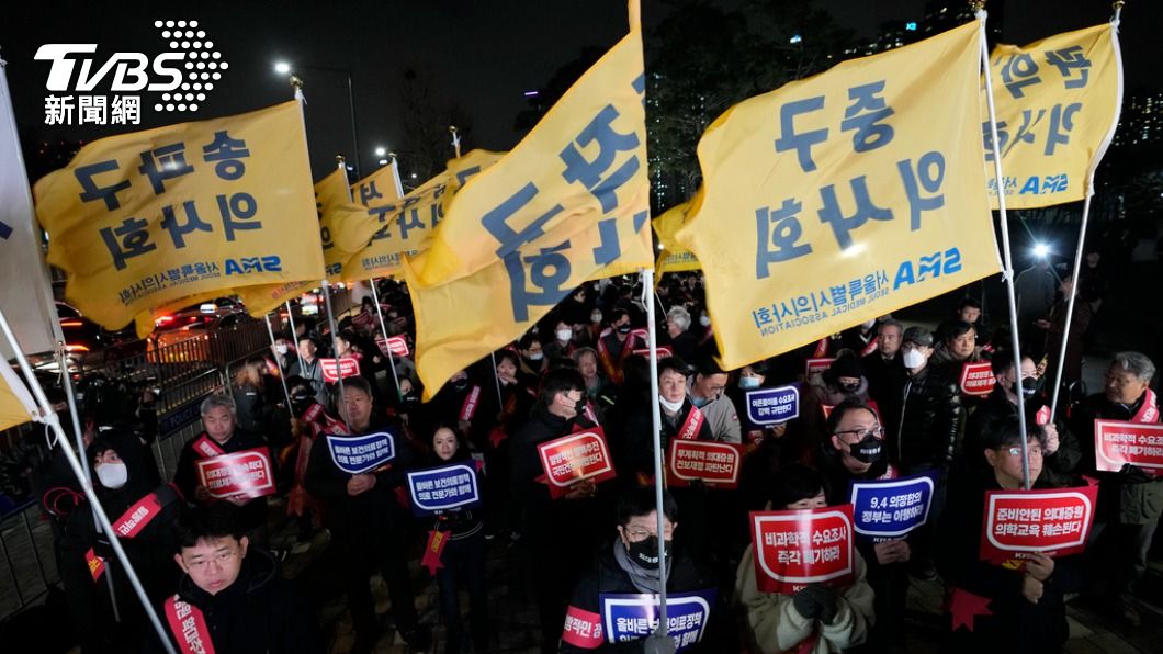 韓國數千名實習與住院醫生為抗議醫學院招生增額，集體請辭。（圖／達志影像美聯社）