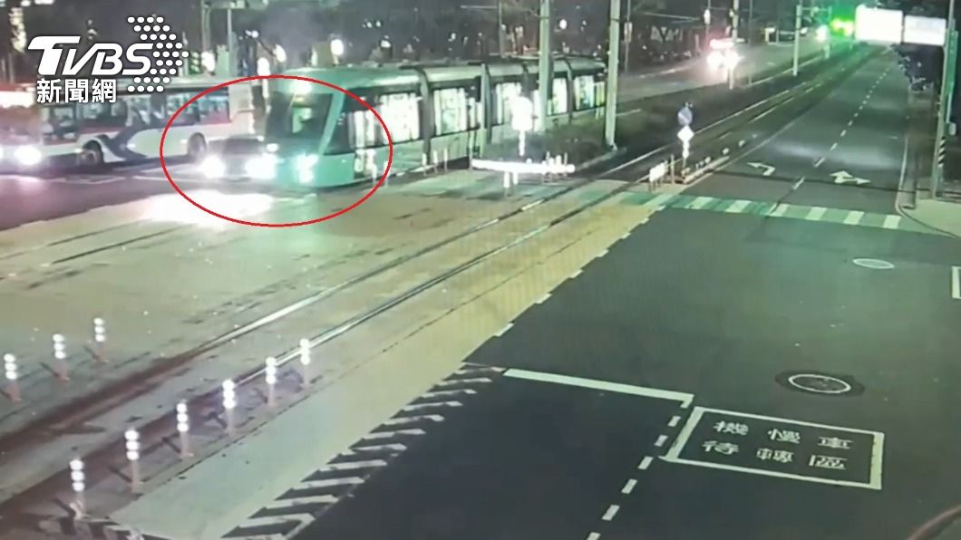 監視器拍下小轎車與輕軌列車擦撞瞬間。（圖／TVBS）