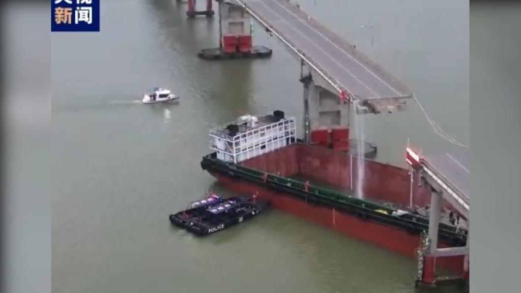 廣州驚傳大橋遭貨櫃船撞斷　橋面「消失」多輛車落水　