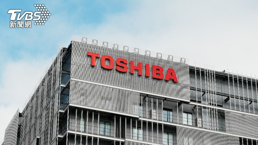 Toshiba緊急召回1550萬台具起火燃燒風險疑慮的筆電與變壓器。（圖／達志影像Shutterstock）