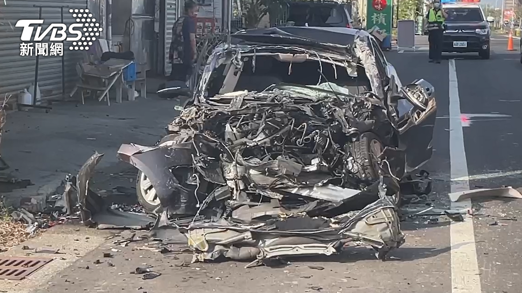 轎車車頭全毀。（圖/TVBS）
