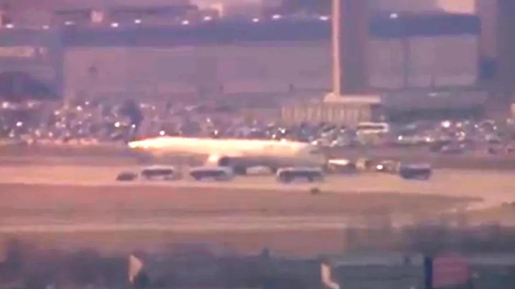 美國聯合航空班機發現一張寫著「飛機將爆炸」的威脅便條，造成航班緊急迫降芝加哥。（圖／翻攝自紐約郵報）