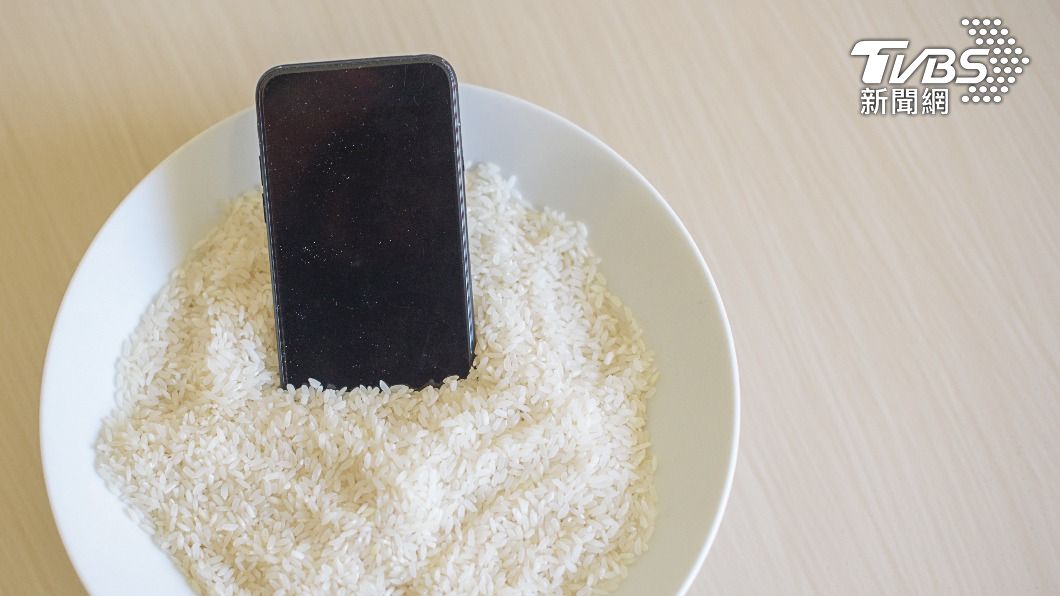 蘋果公司建議民眾不要將進水的手機放到米缸內除濕。（示意圖／達志影像shutterstock）