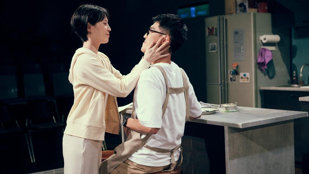 蔡亘晏（左）和黃人傑在《婚內失戀》再度飾演結婚5年的甜蜜小倆口。（圖／寬想國際娛樂提供）