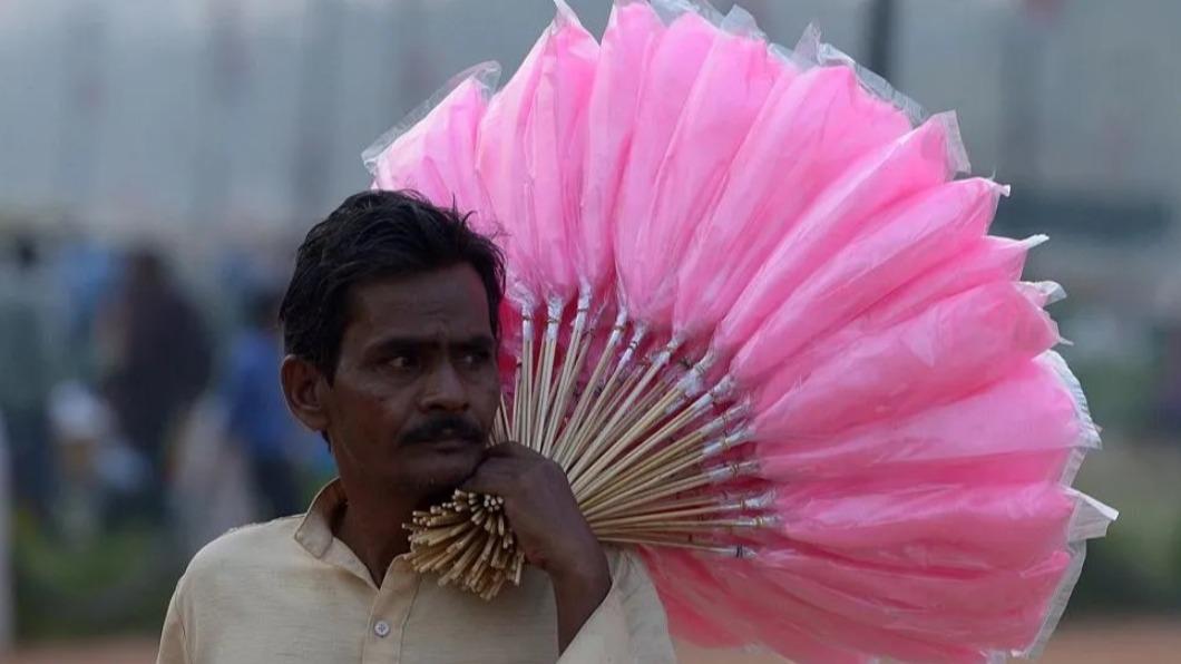 印度攤販製作棉花糖所使用的粉色染料，被檢測到含有「羅丹明B（Rhodamine-B）」，有致癌風險。（圖／翻攝自BBC）