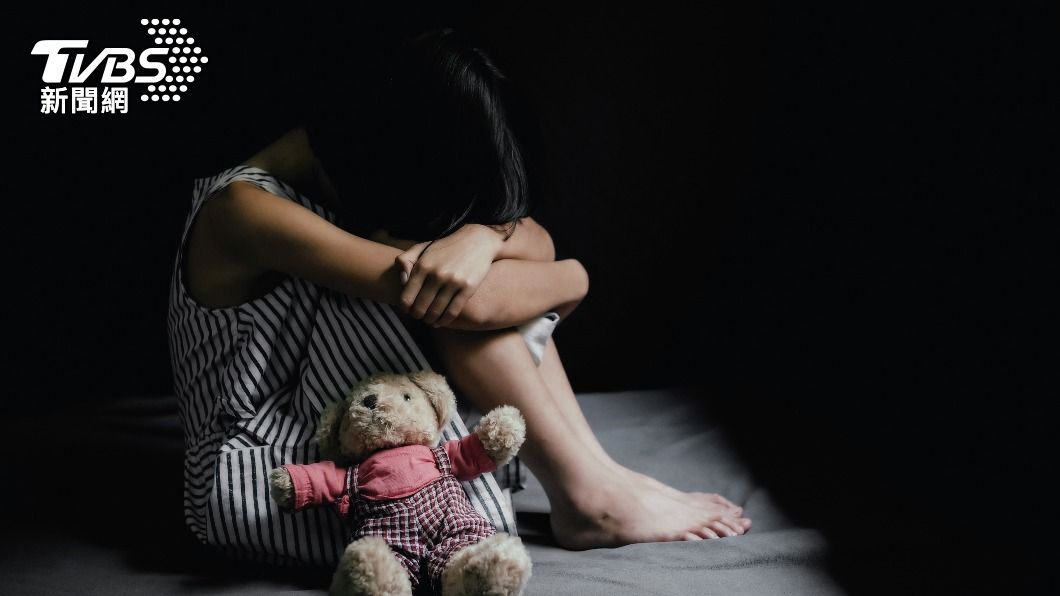 新加坡傳出一起家庭醜聞，母親長時間「放任掩蓋」兒子侵犯小女兒。（示意圖／達志影像Shutterstock） 圖片