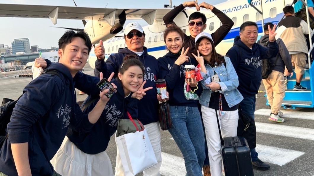 導演及演員群一起搭飛機前往澎湖。（圖／鳳凰藝能提供）