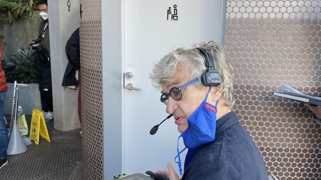 導演文溫德斯在伊東豐雄設計的東京公廁前取景。（圖／甲上娛樂提供）