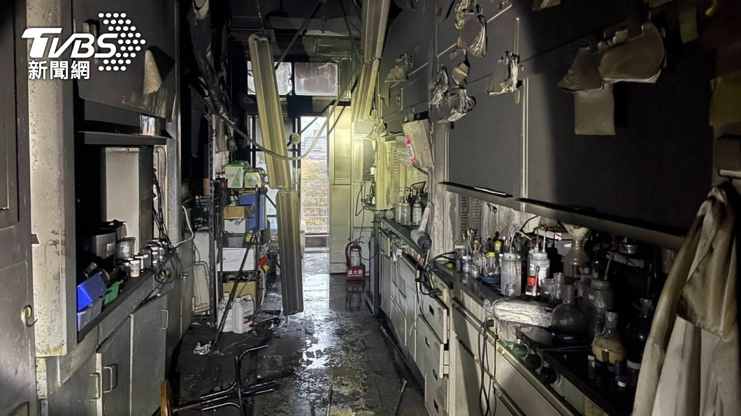 台大化學系實驗室清晨發生火警。（圖／TVBS）