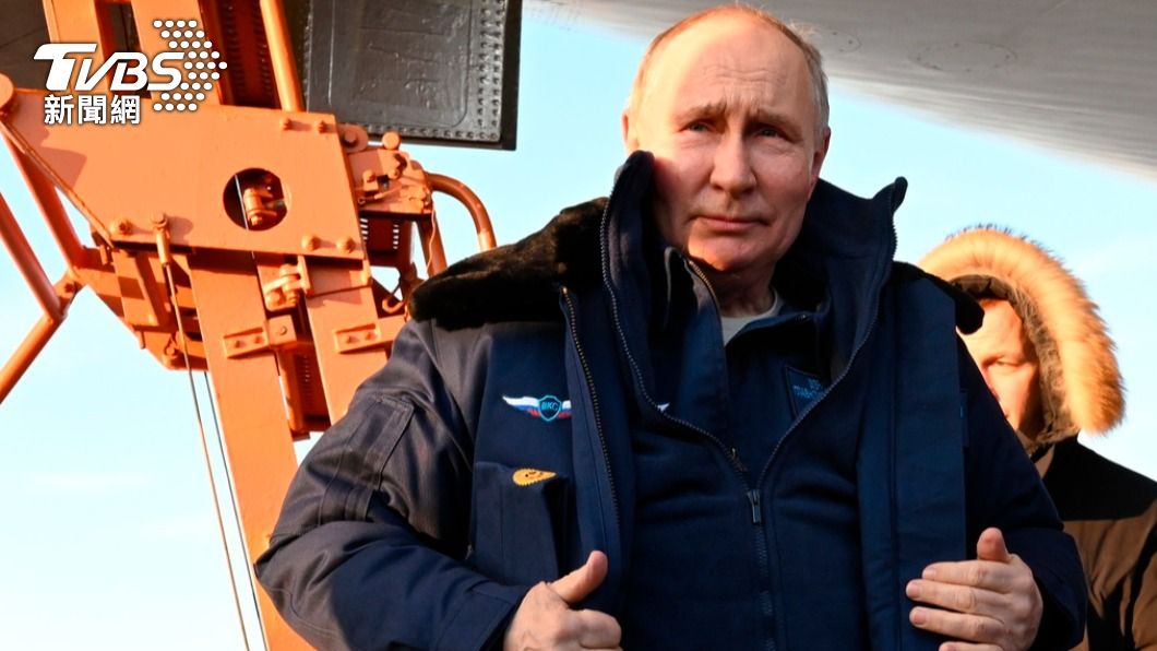 俄羅斯總統普欽在自家改良的新型「核打擊重型轟炸機」試飛行程中擔任副駕駛。（圖／達志影像美聯社）