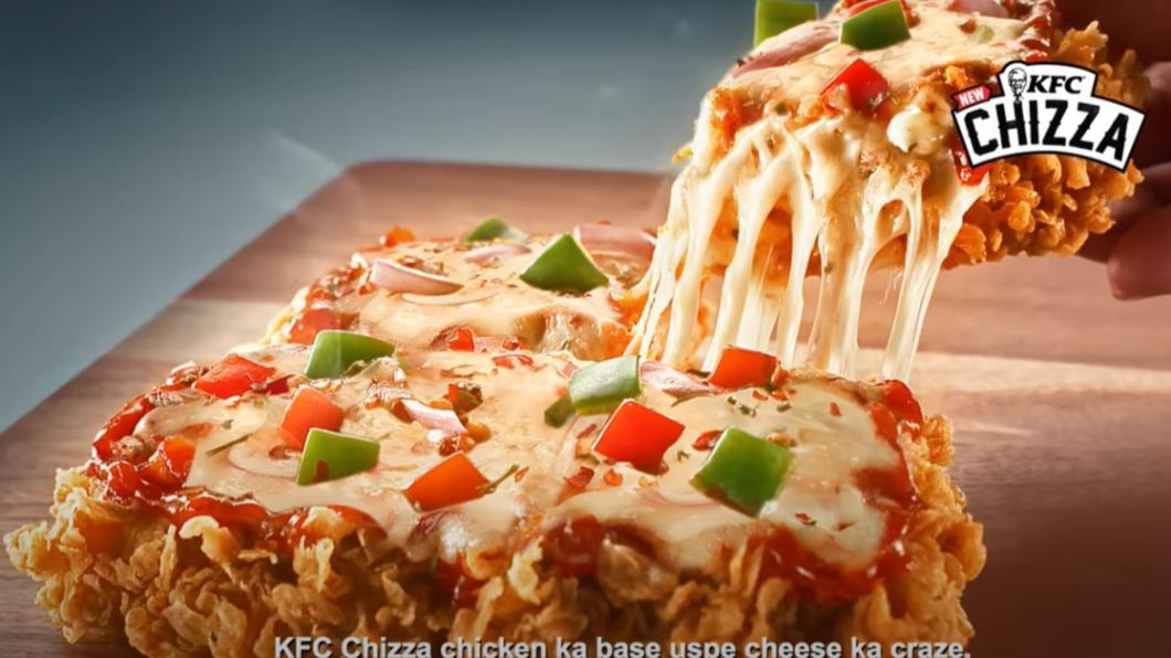 由兩塊炸雞和大量起司組合的「Chizza」，曾在多國肯德基熱銷。（圖／翻攝自KFC India影片）