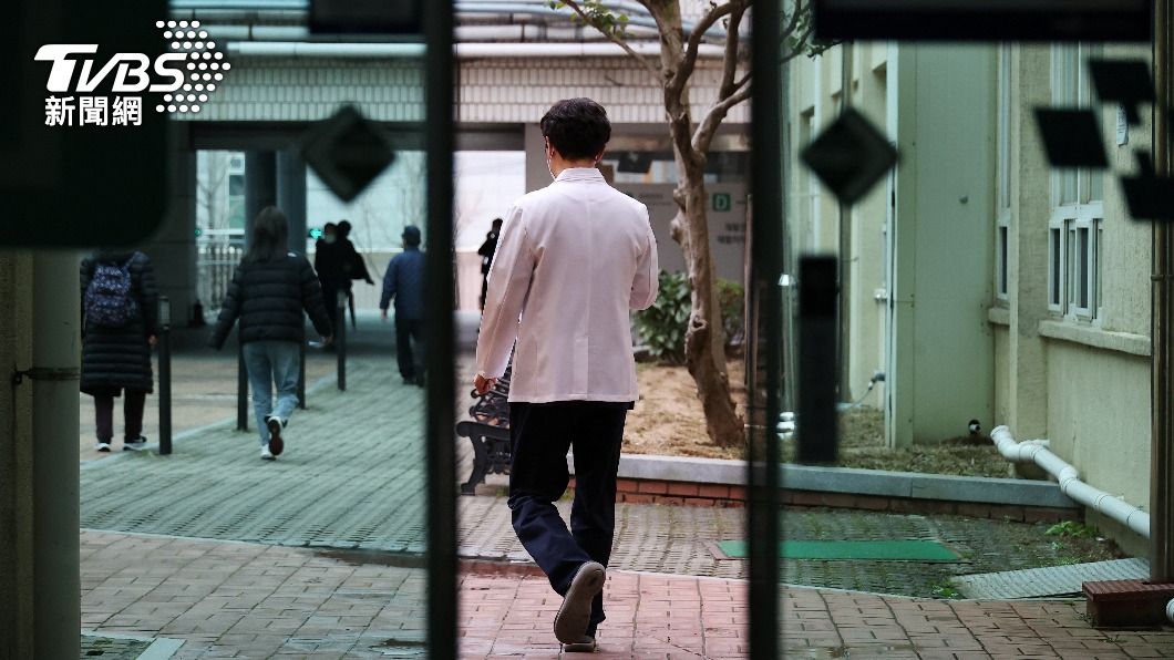 南韓醫師會將在18日發動罷工，警方卻在今天公開指控千名醫師違法收回扣。（圖／達志影像路透社）