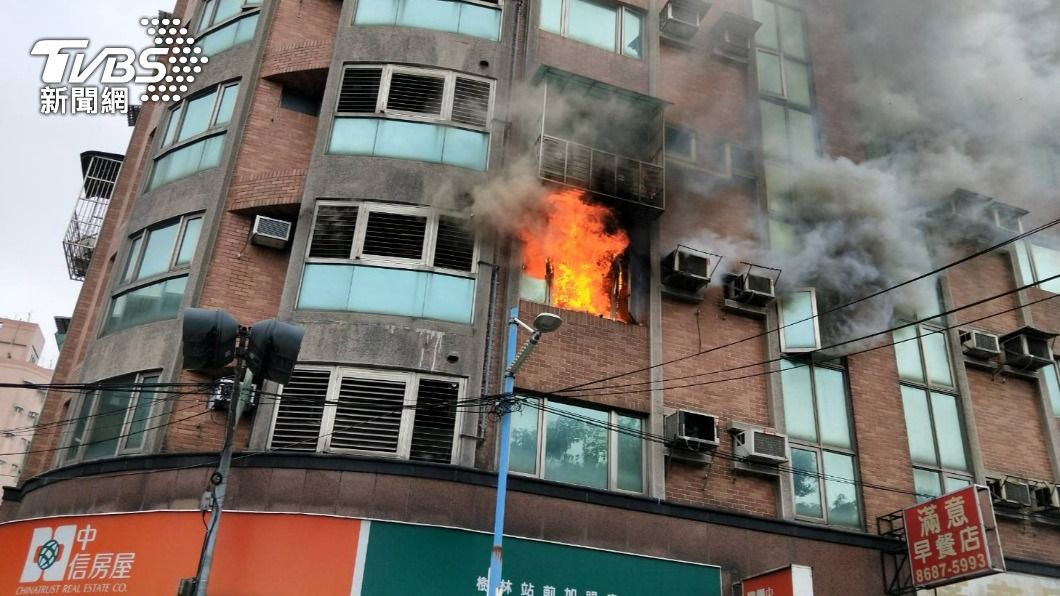 3樓民宅竄出猛烈火舌、濃煙。（圖／TVBS）