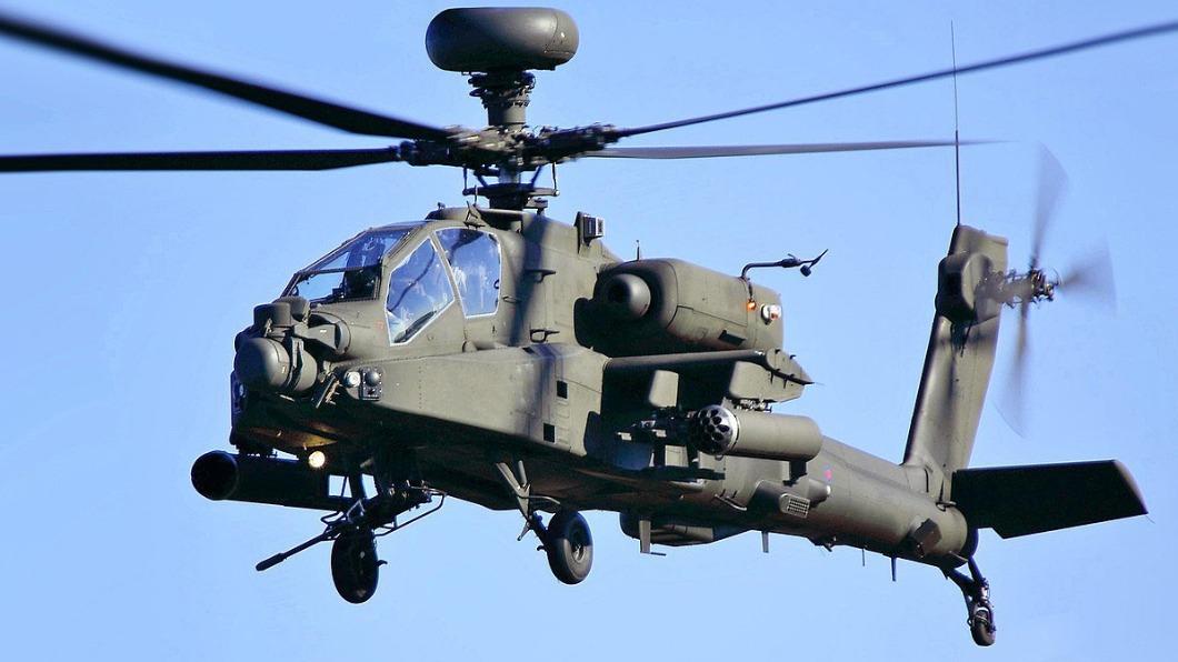 美國密西西比州傳出已架阿帕契直升機在訓練途中墜毀、造成2死。（示意圖／翻攝自X@MilitaryOV）