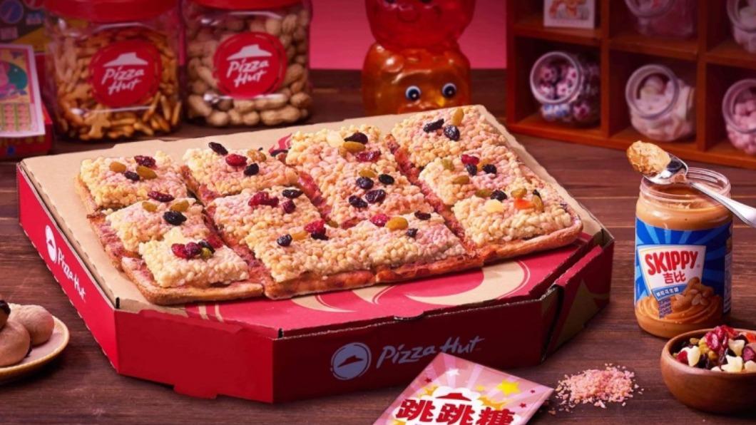 必勝客新出的「爆米香跳跳糖比薩」，含有爆米香、跳跳糖等瘋狂配料。（圖／必勝客提供）