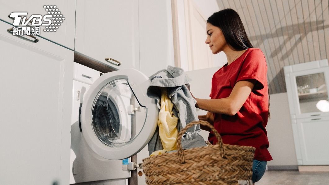 日常在洗衣服時，若洗劑用量過多，可能會引發皮膚問題。（示意圖／shutterstock達志影像）