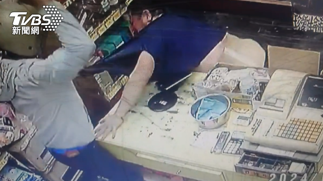 雜貨店老闆遭歹徒持剪刀狂刺。（圖／TVBS）