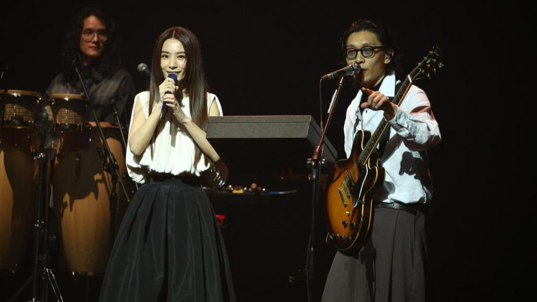 田馥甄（左）現身樂團deca joins的演唱會，更感謝他們的歌曲帶她擺脫低潮。（圖／陳薈涵攝）