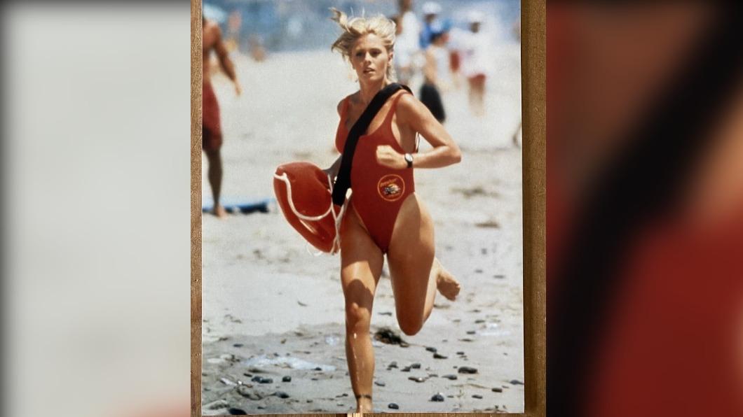 妮可艾格特（Nicole Eggert）在《海灘遊俠》飾演救生員。（圖／翻攝自ebay）