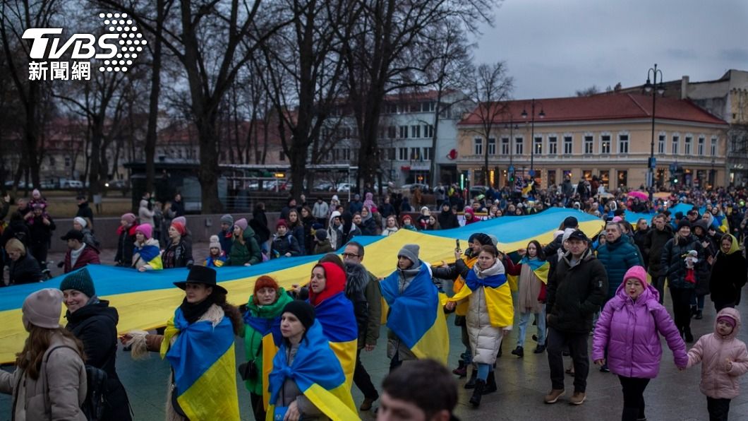 全球各地發起遊行聲援烏克蘭。（圖／達志影像美聯社）