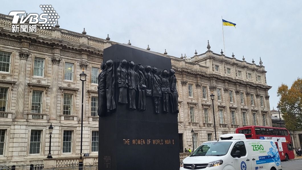俄烏戰爭已滿2年，英國中央部會機關大樓外觀仍可見烏克蘭國旗。（圖／中央社）