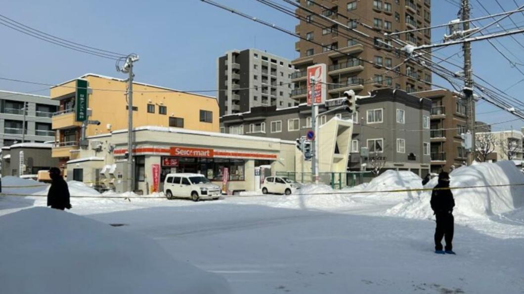 北海道一家便利商店今晨發生砍人事件。（圖／翻攝自HBC北海道放送）