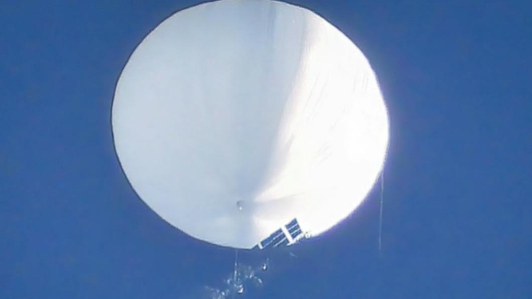 美國猶他州高空出現一枚不明高空氣球。（圖／翻攝自cbs）