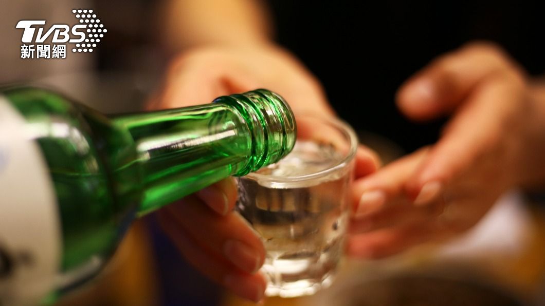 日本一名33歲人妻涉嫌在丈夫喝的酒裡添加甲醇，使他視力嚴重受損，遭警方逮捕。（示意圖／Shutterstock達志影像）