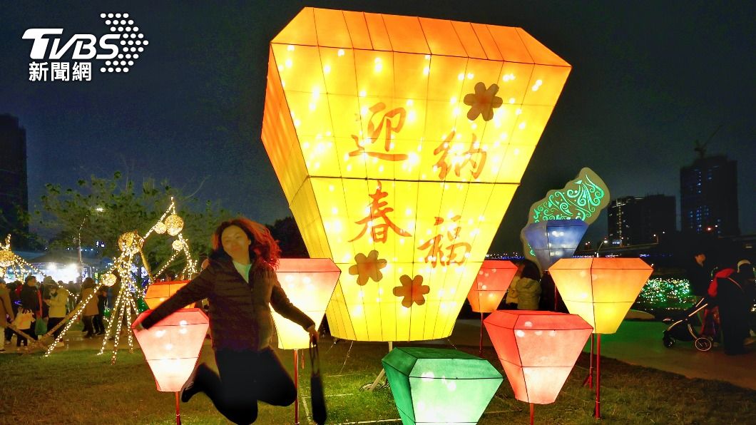 以「平溪天燈」意象組合而成的祈福燈組。（圖／胡瑞麒攝）