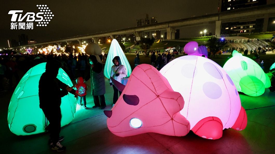 「其樂龍龍」燈區由先進的互動科技以及LED技術結合而成。（圖／胡瑞麒攝）