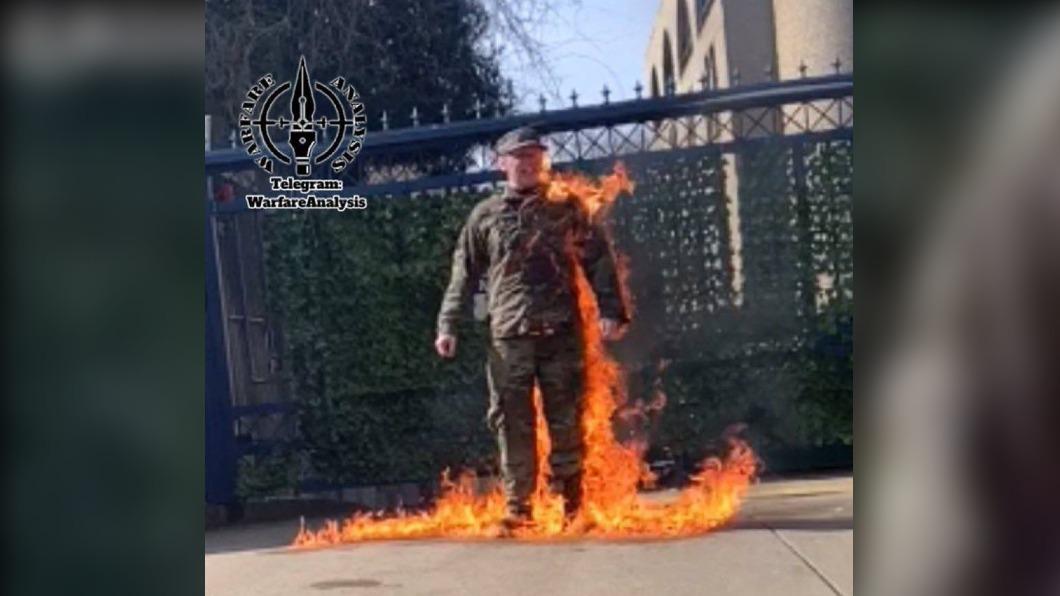 男子在以色列駐美大使館外自焚。（圖／翻攝自X@Megatron_ron）